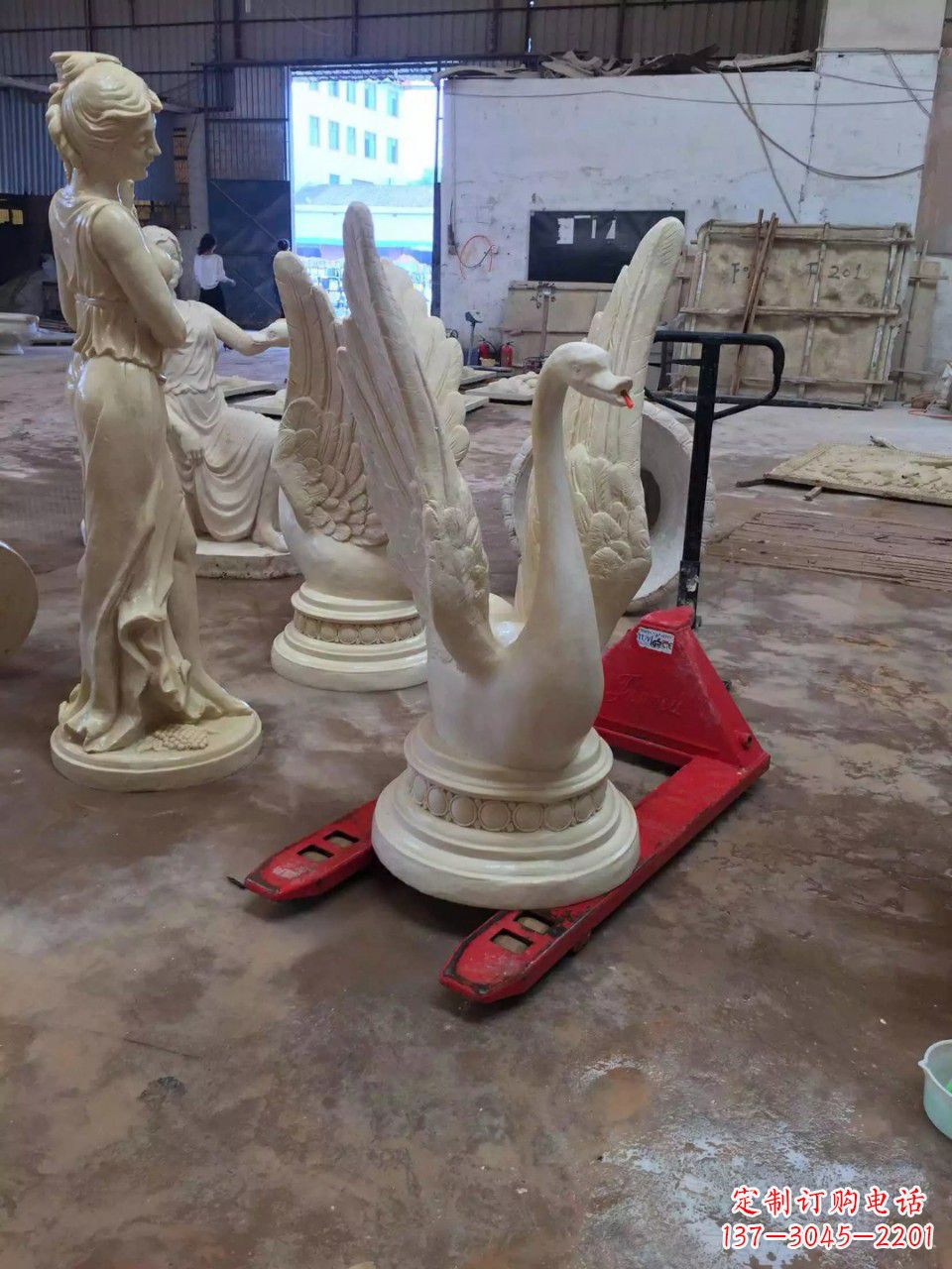 新乡玻璃钢制作的天鹅雕塑