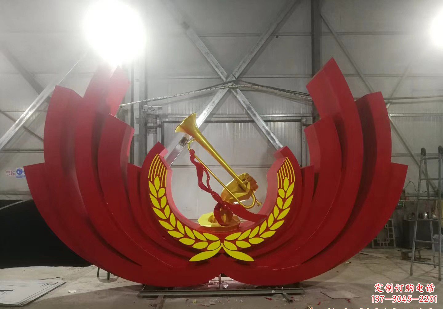 新乡不锈钢冲锋号雕塑缅怀英雄,祝福未来