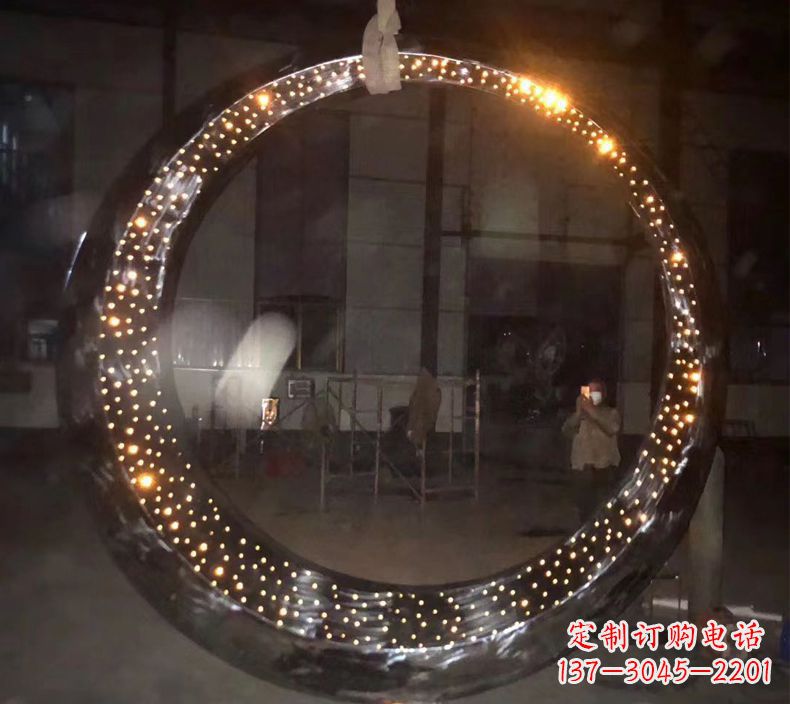 新乡不锈钢发光月亮雕塑1