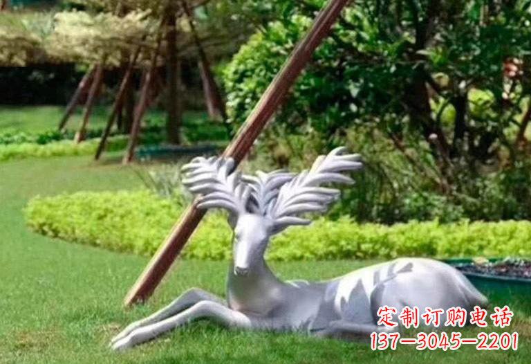 新乡不锈钢公园大角鹿雕塑精致而美丽