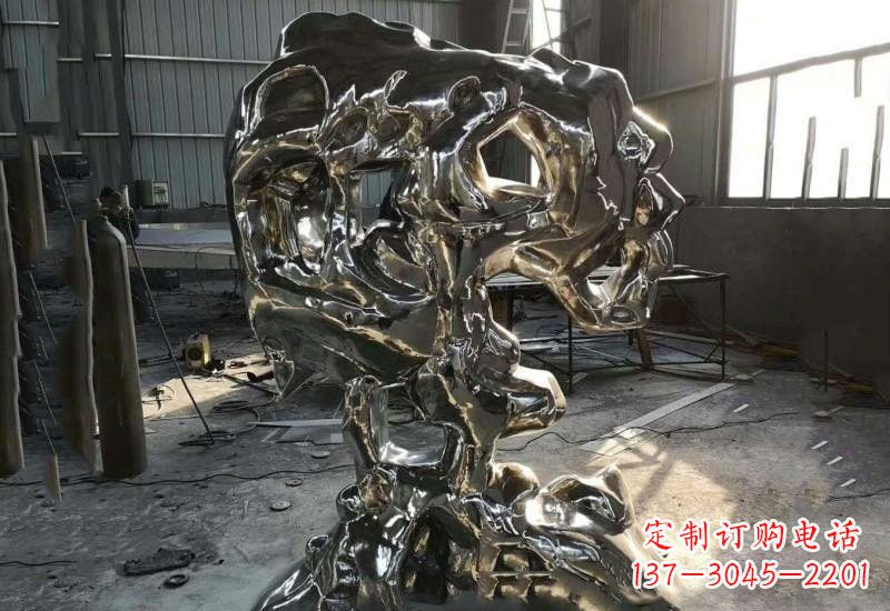 新乡太湖石雕塑不锈钢公园的镜面之美