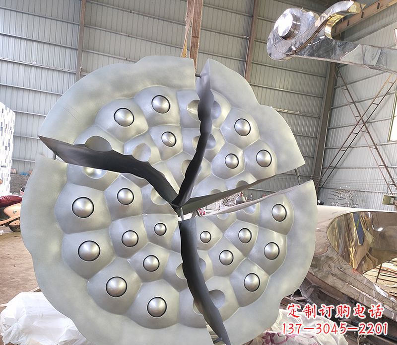 新乡不锈钢公园莲蓬雕塑高贵雍容的象征