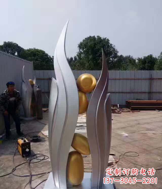 新乡不锈钢广场翅膀雕塑象征着自由之翼