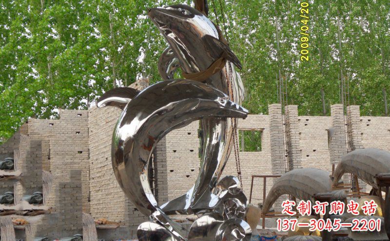 新乡海豚之美不锈钢海边雕塑