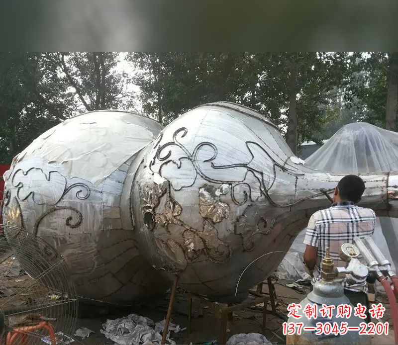 新乡不锈钢葫芦雕塑精美绝伦
