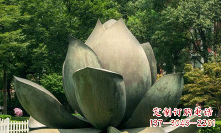 新乡不锈钢莲花公园精美的雕塑装点