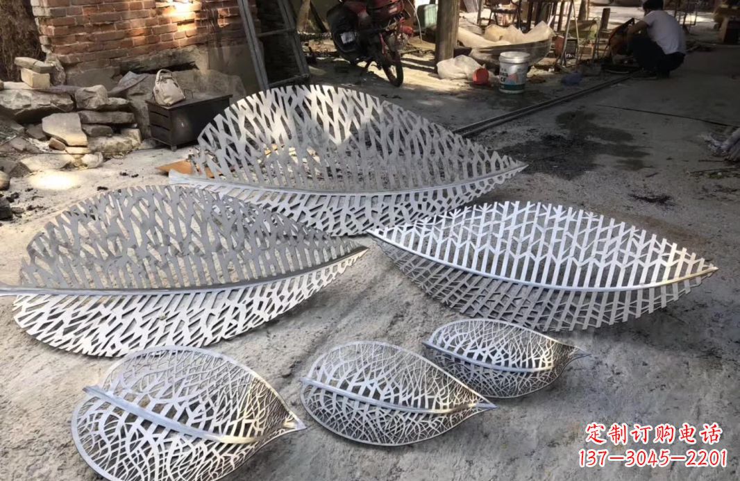 新乡不锈钢树叶雕塑美丽的自然之美