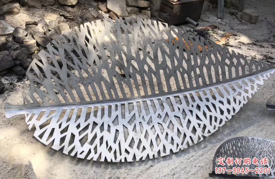 新乡不锈钢镂空树叶雕塑艺术的精美结合