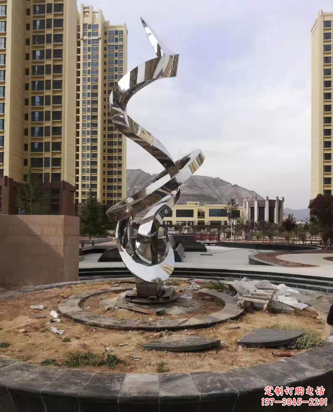 新乡飘带雕塑美化城市空间的艺术
