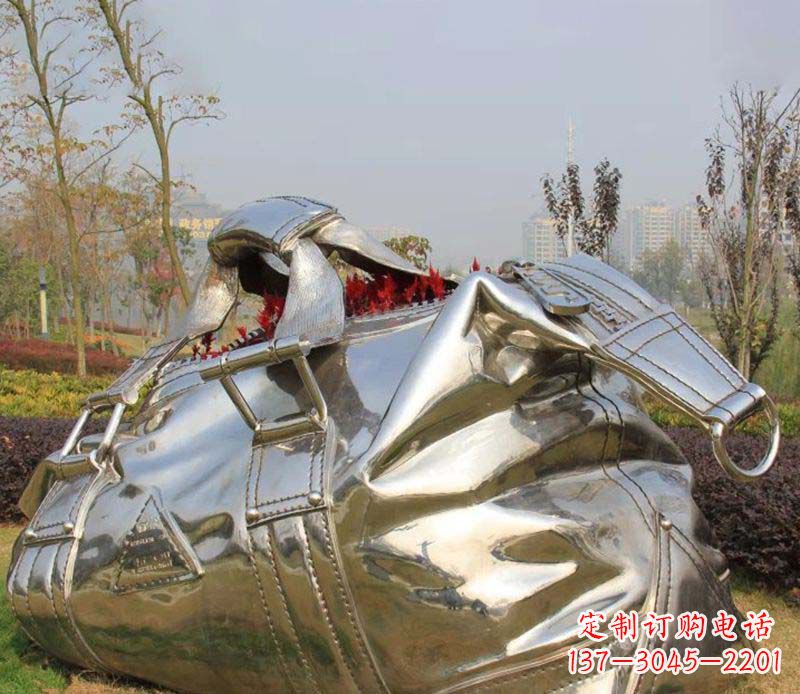 新乡精美不锈钢手提包雕塑