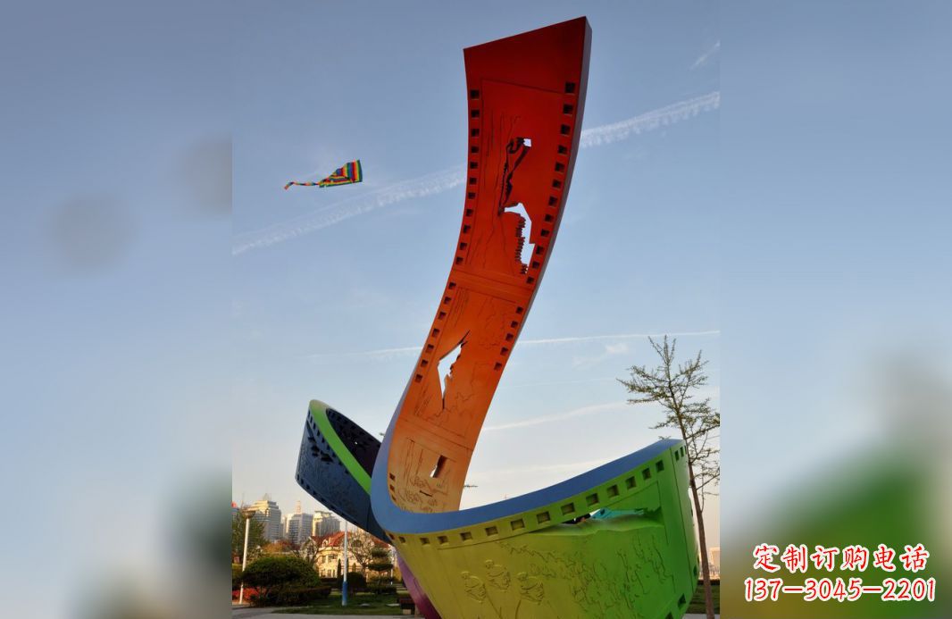 新乡不锈钢五彩胶卷广场景观雕塑