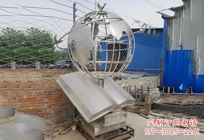 新乡不锈钢校园里的地球雕塑