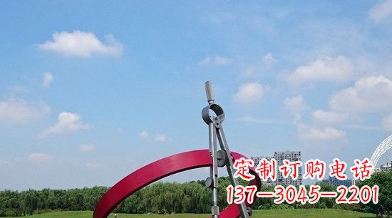 新乡不锈钢圆规雕塑环绕着美景