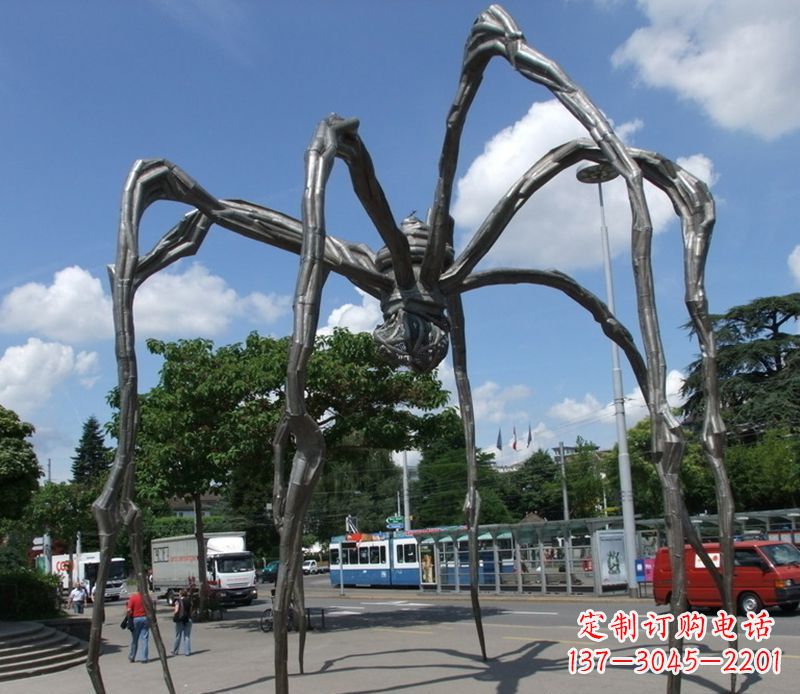 新乡蜘蛛侠雕塑点缀不锈钢的景观