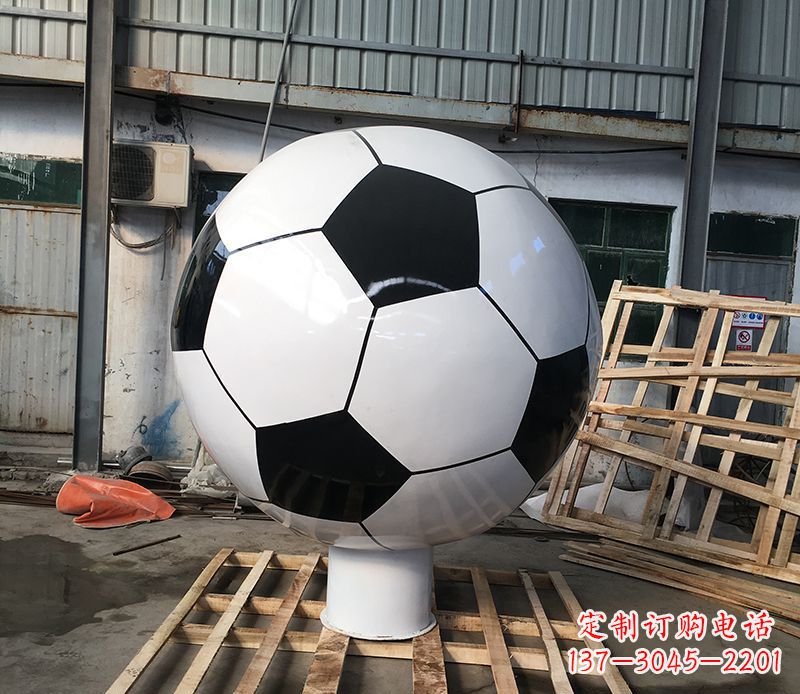新乡激发足球热情的不锈钢足球雕塑