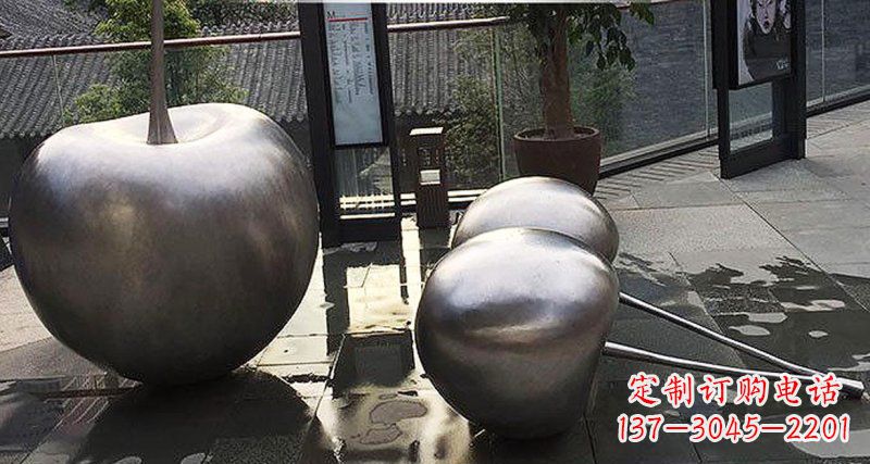 新乡樱桃雕塑点缀步行街美丽景观