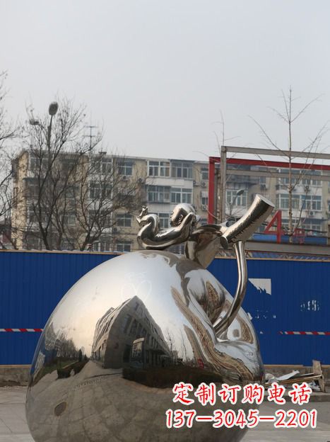 新乡城市中的苹果雕塑