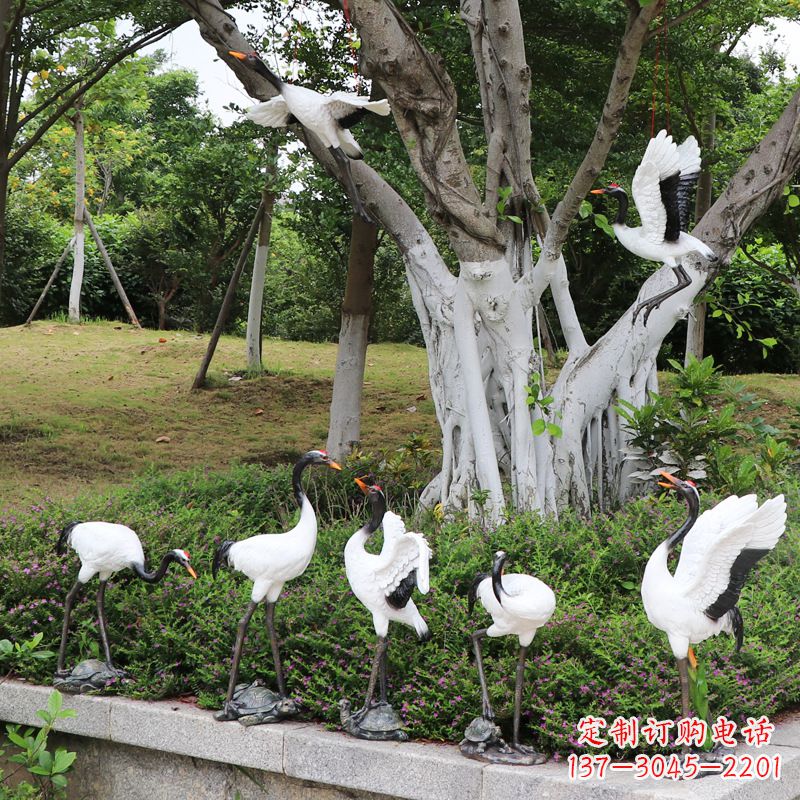 新乡池塘中的雕塑仙鹤