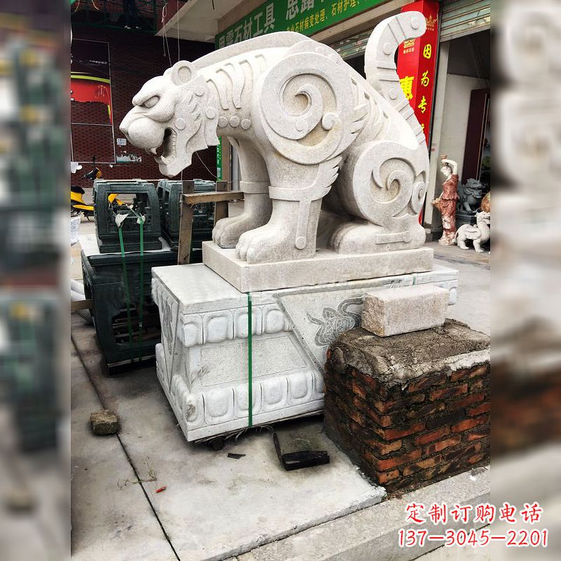 新乡大理石广场大门上的精美豹子雕塑