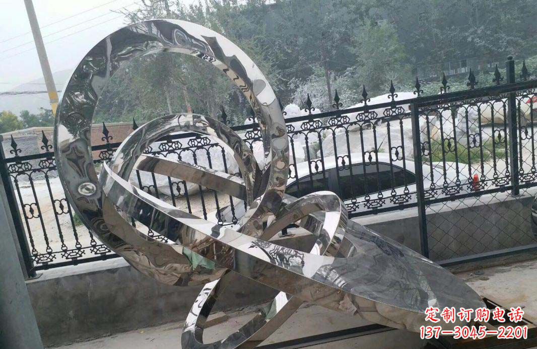 新乡宁静湖畔,圆环景观雕塑助公园璀璨
