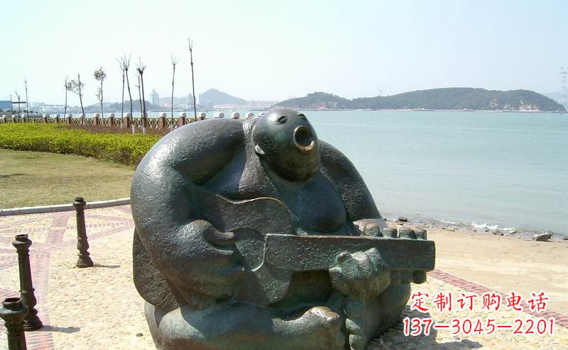 新乡音乐驻足,公园弹吉他铜雕
