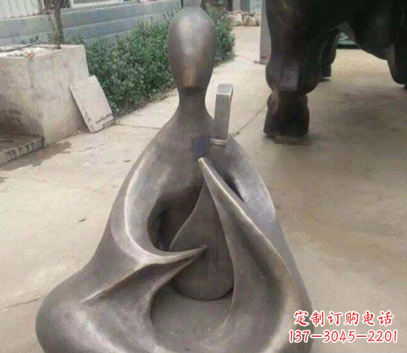 新乡公园弹琵琶的抽象人物景观铜雕