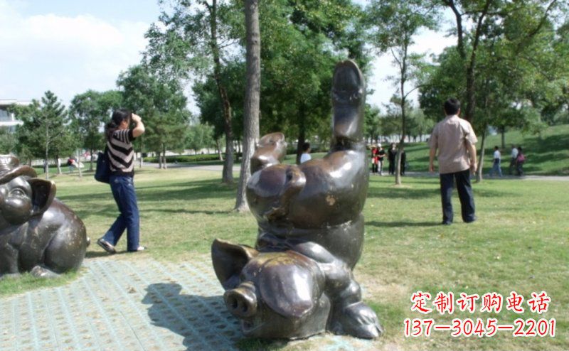 新乡公园倒立的猪动物铜雕