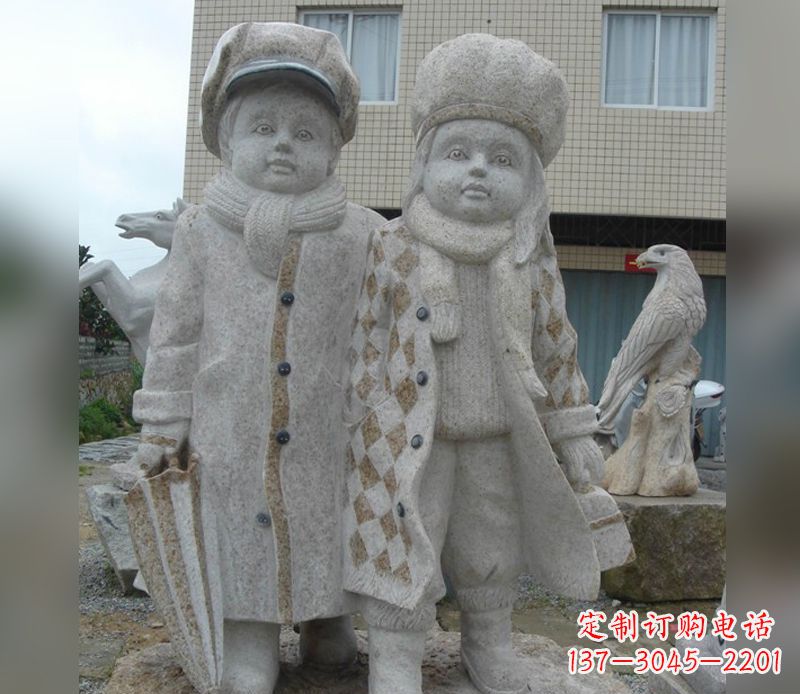 新乡公园情侣人物石雕