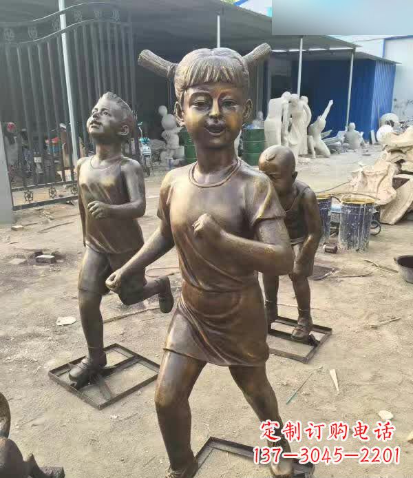 新乡公园人物奔跑的儿童和小狗铜雕