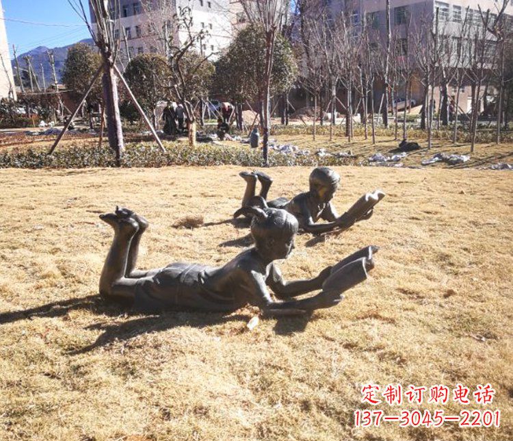 新乡公园人物趴着看书的儿童玻璃钢仿铜雕塑