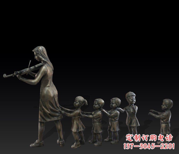 新乡公园人物老鹰捉小鸡铜雕