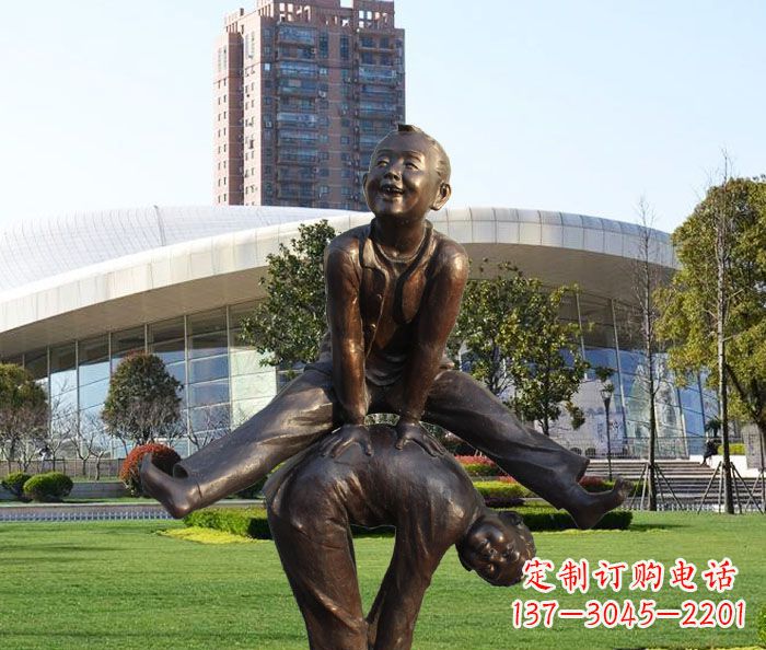 新乡公园跳山羊的儿童铜雕