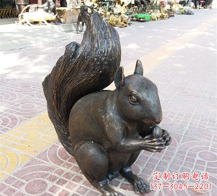 新乡公园铜雕松鼠