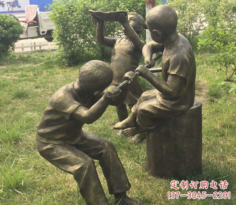 新乡公园玩水的儿童铜雕