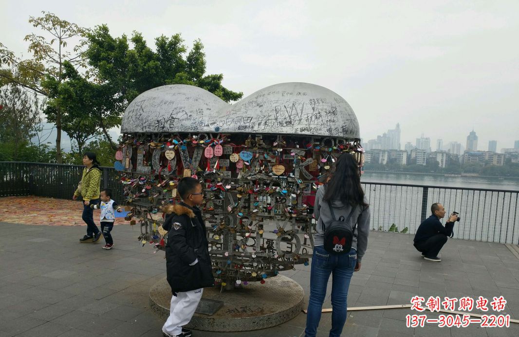 新乡广场不锈钢英文字母镂空景观雕塑