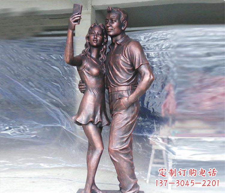 新乡广场铜雕情侣拍照人物雕塑