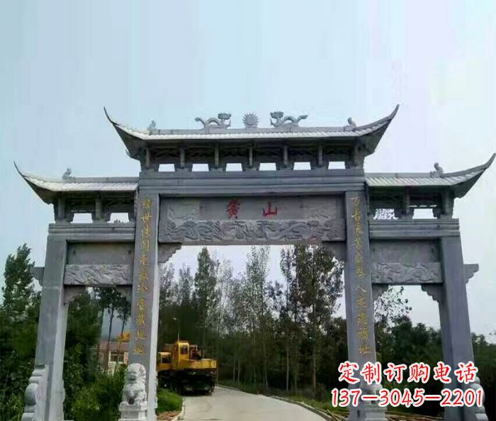 新乡景区三门石雕牌楼,是一种典型的古典建筑风…
