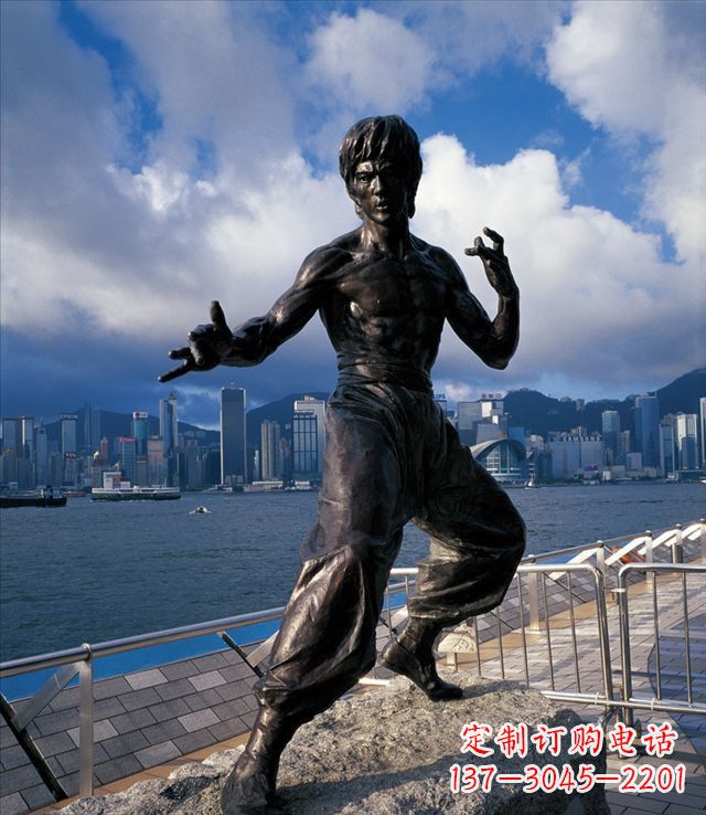 新乡标题:李小龙铜雕,让传奇永存