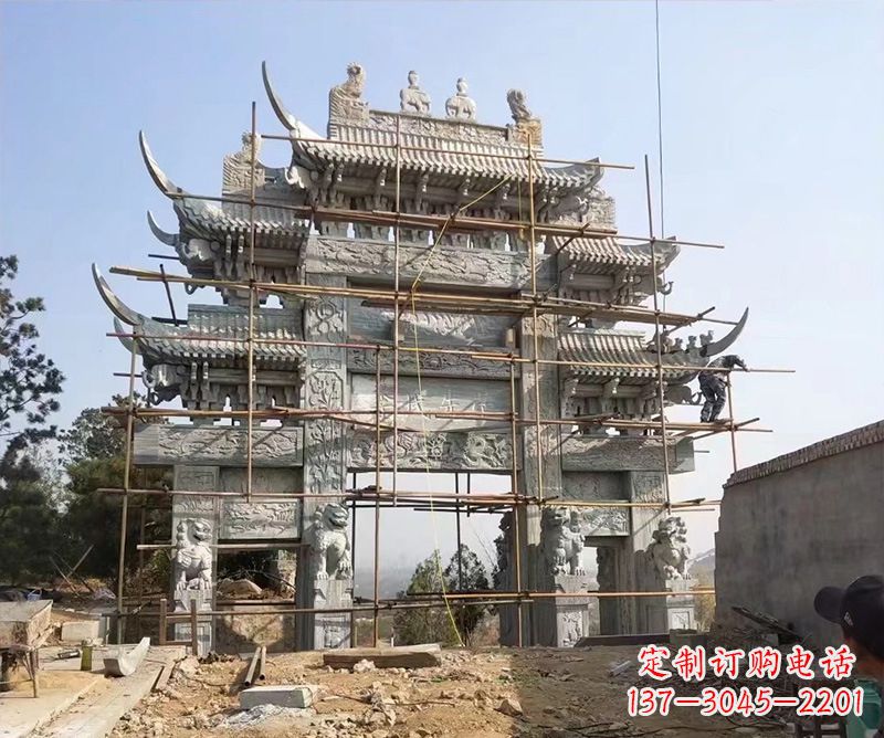 新乡石牌坊外东侧的龙凤雕塑