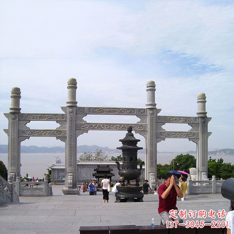 新乡寺院冲天式石雕牌坊