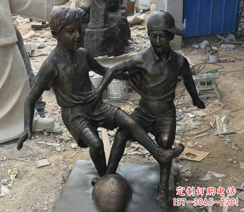 新乡踢足球公园人物铜雕