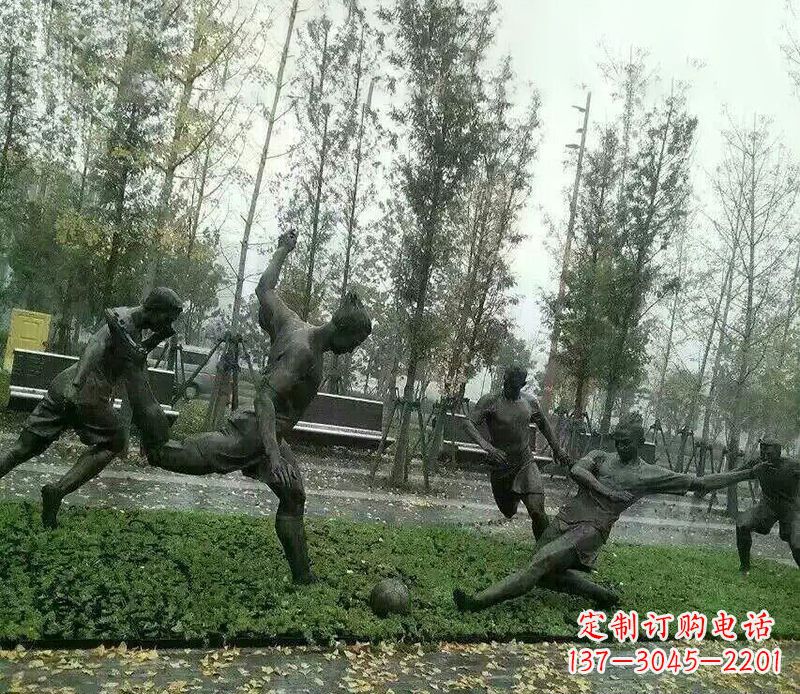 新乡踢足球公园运动人物铜雕
