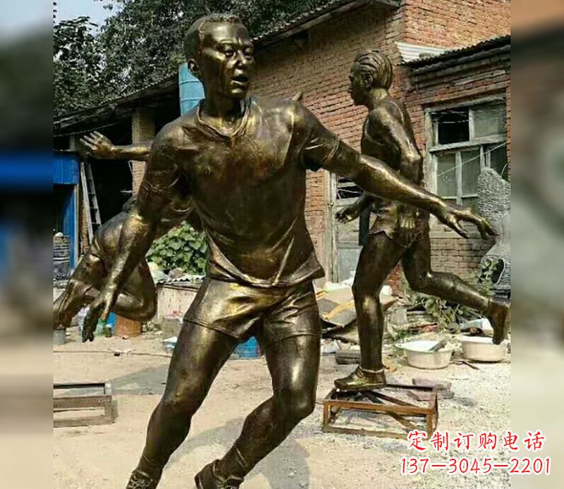 新乡踢足球广场人物铜雕