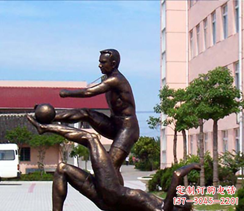 新乡踢足球人物广场小品铜雕