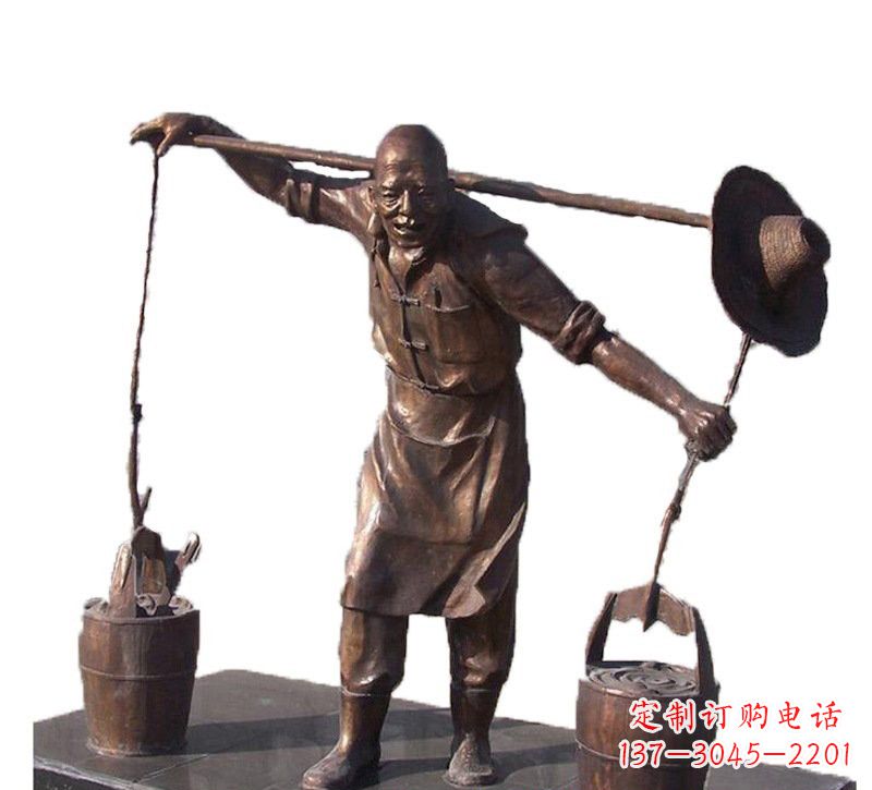 新乡挑扁担的老人铜雕