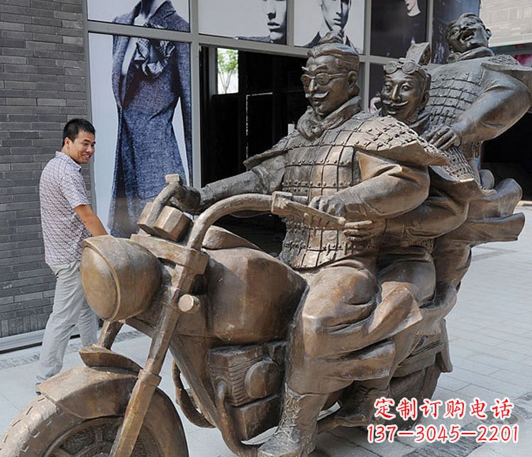 新乡铜雕街头骑摩托人物雕塑