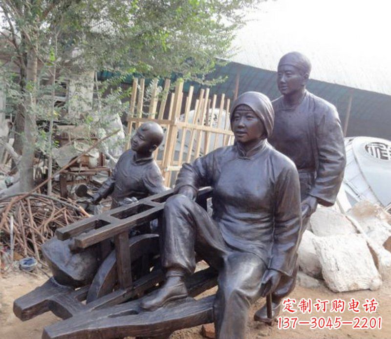 新乡推独轮车人物铜雕