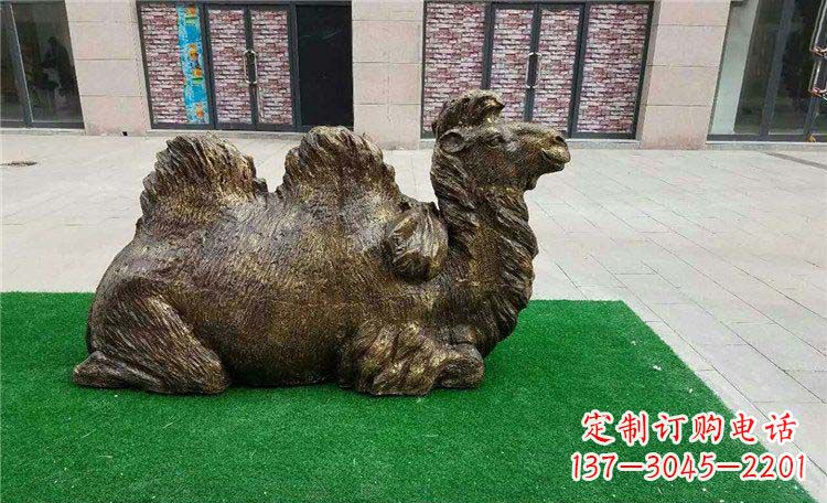 新乡卧着的骆驼动物铜雕