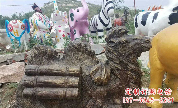新乡卧着的骆驼动物铜雕 (2)