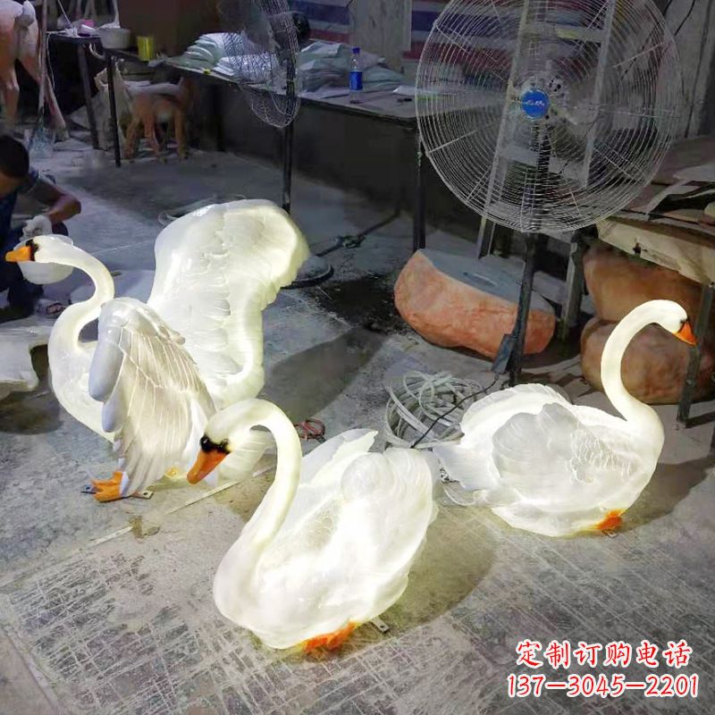 新乡小区园林草坪发光天鹅景观雕塑摆件